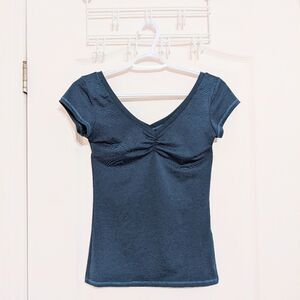 ARITZIA TALULA v neck shirt size S @M